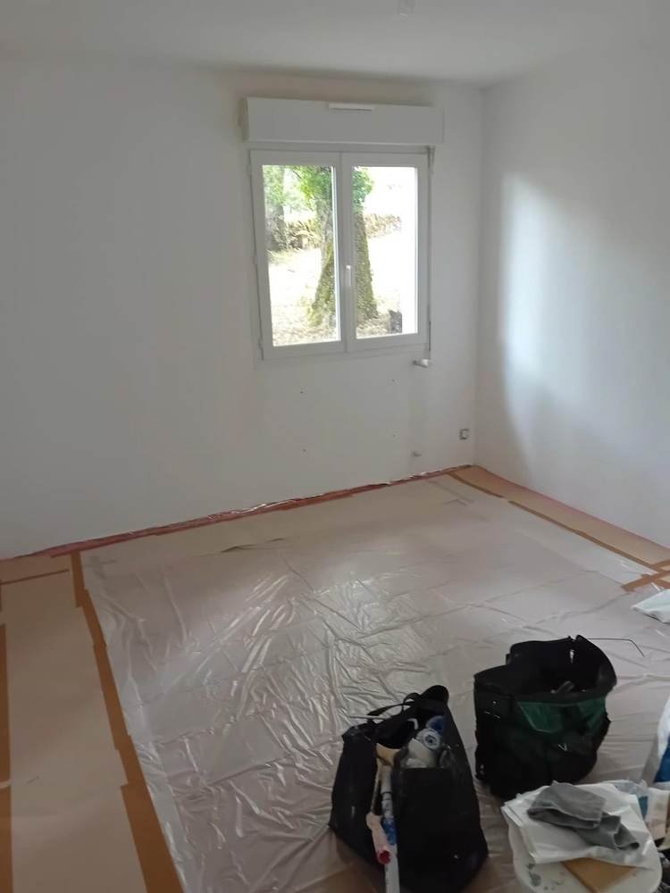 Chambre repeinte, finition blanche et soignée