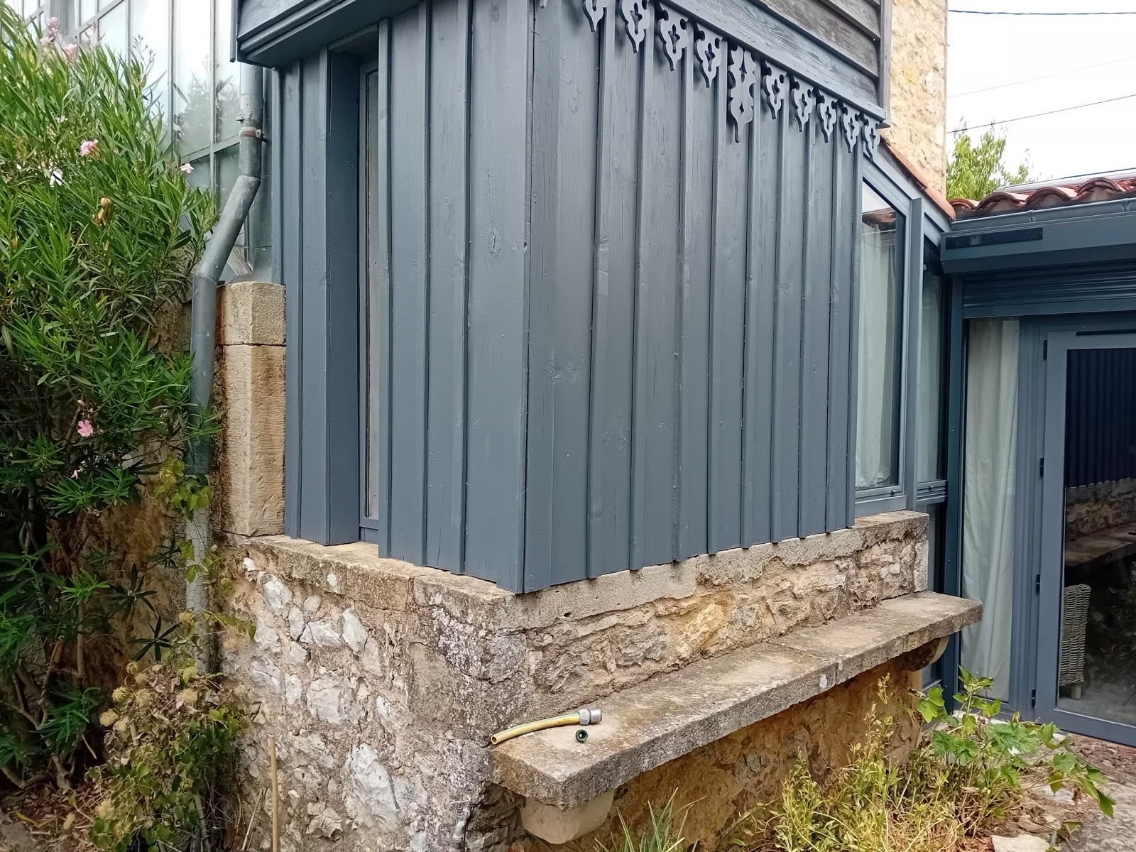 Boiserie extérieure repeinte par Net & Peintures, finition soignée