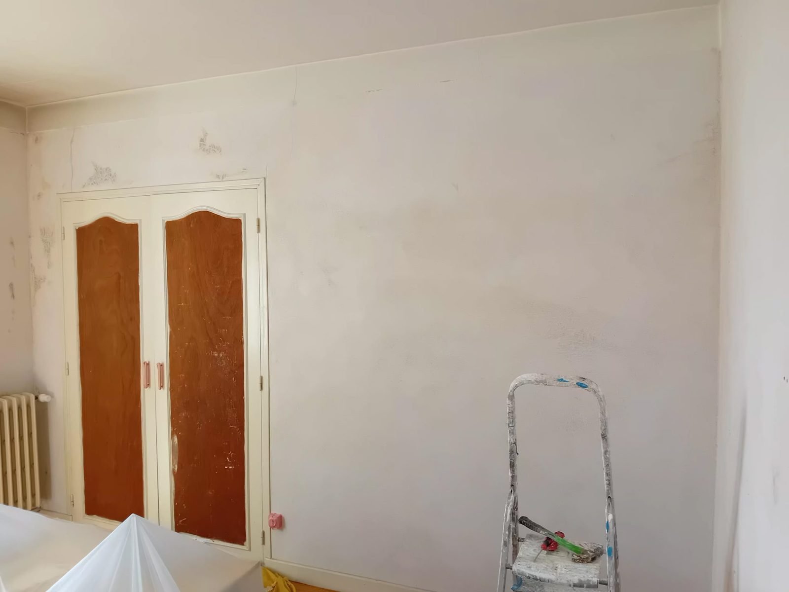Mur de chambre enduit et réparé après ratissage
