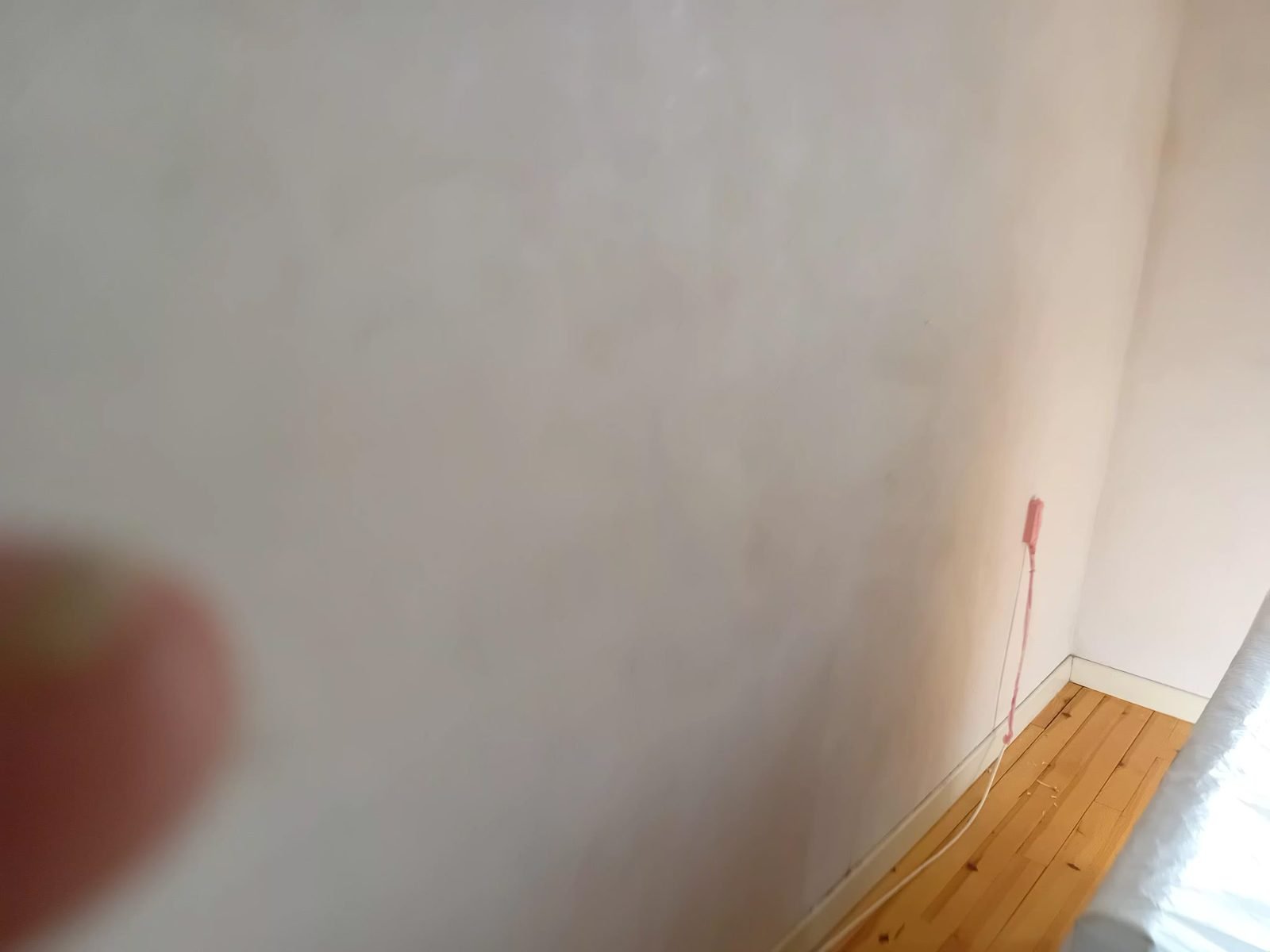 Mur de chambre abîmé avant travaux