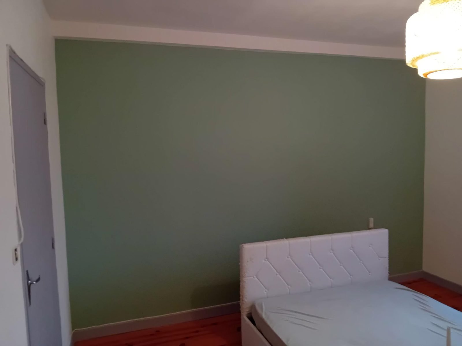 Chambre repeinte en vert sauge avec lit blanc