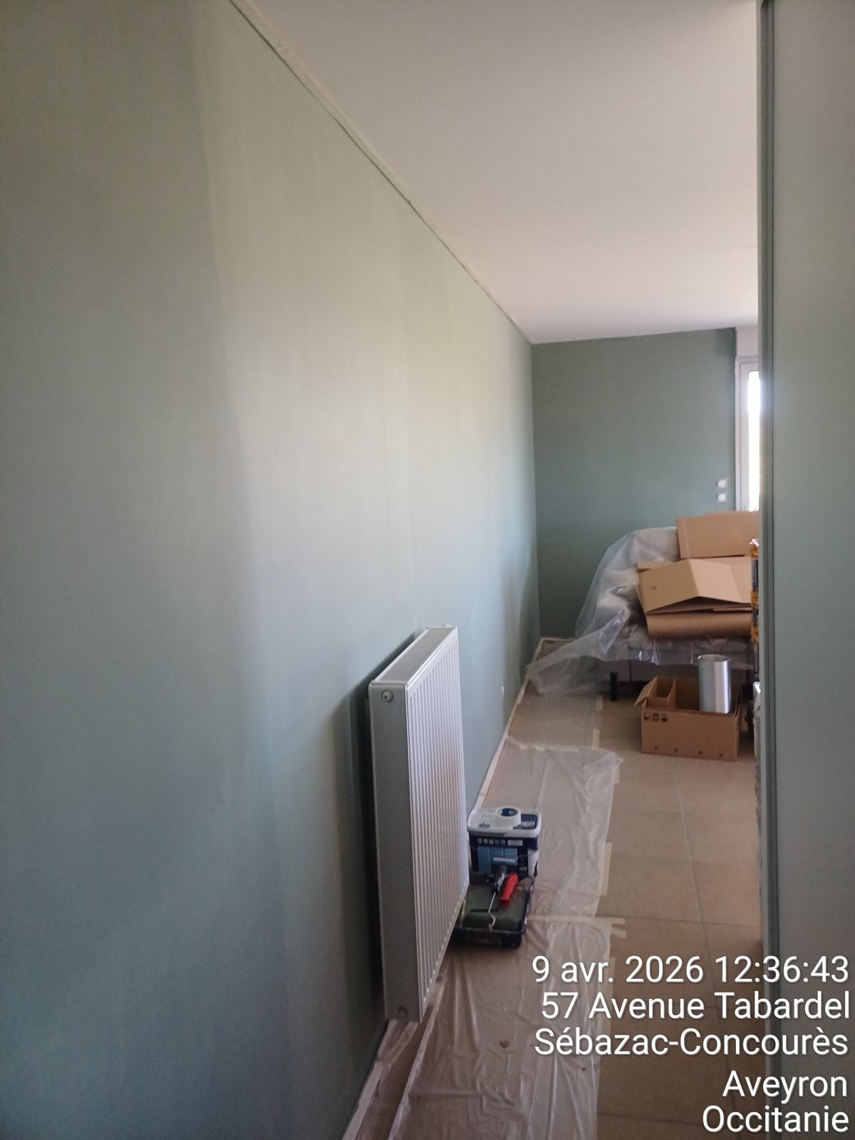 Local repeint, sol en peinture verte