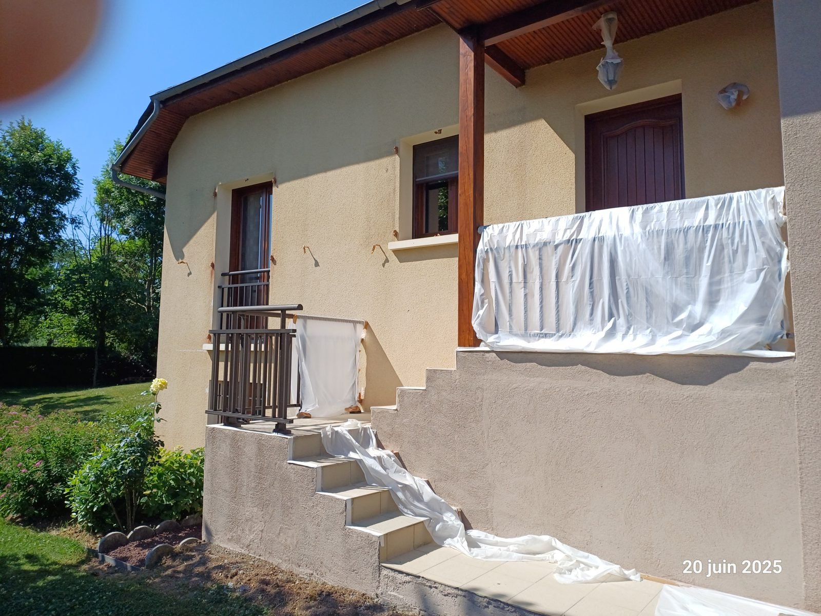 Maison individuelle repeinte avec terrasse couverte
