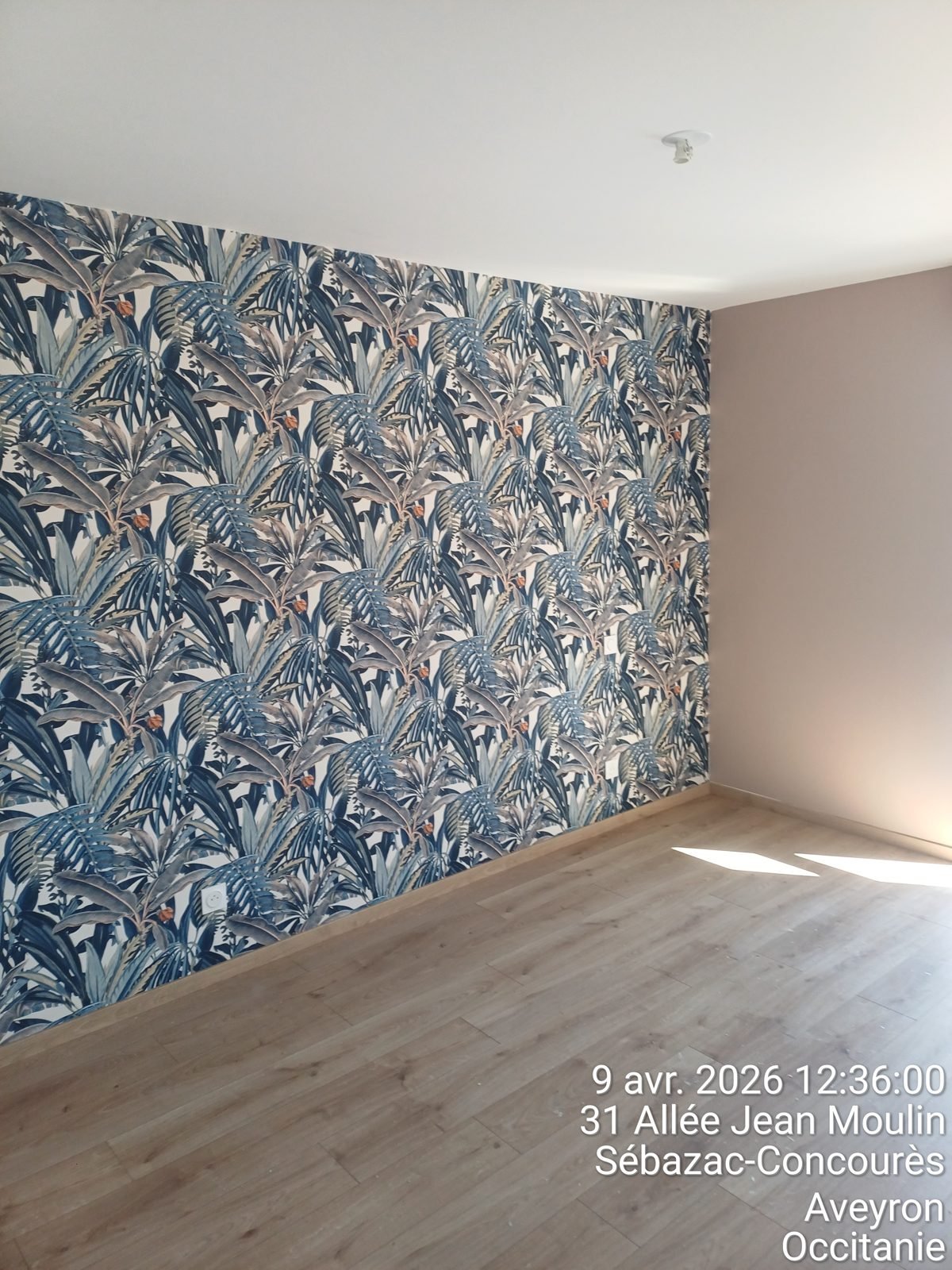 Papier peint motif feuillage tropical bleu